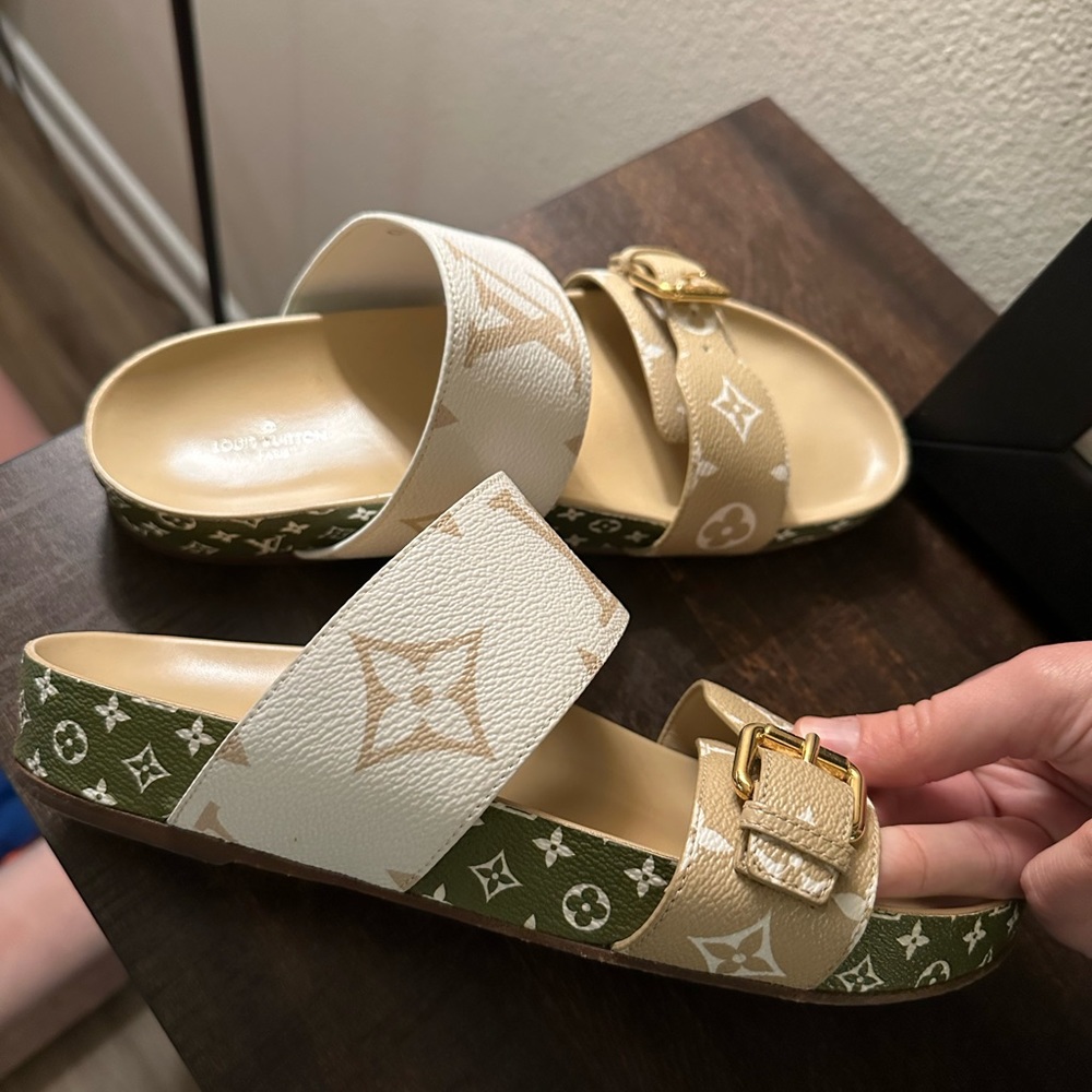 Limited Edition - Louis Vuitton Bom Día Flat Mules in Khaki